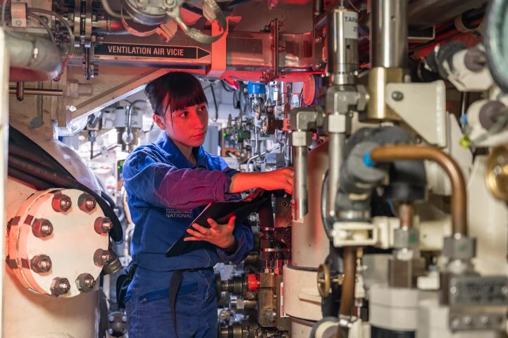 sous-marinier inspectant les machines d'un sous-marin