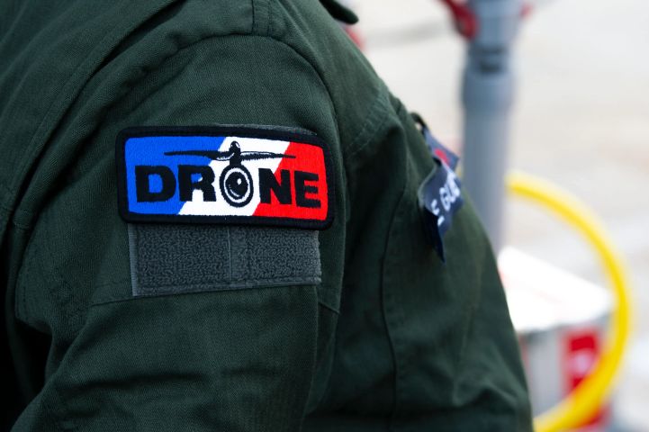 Uniforme vert des pilotes de drônes de la Marine nationale