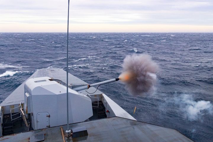 frégate de la marine nationale faisant feu avec son canon
