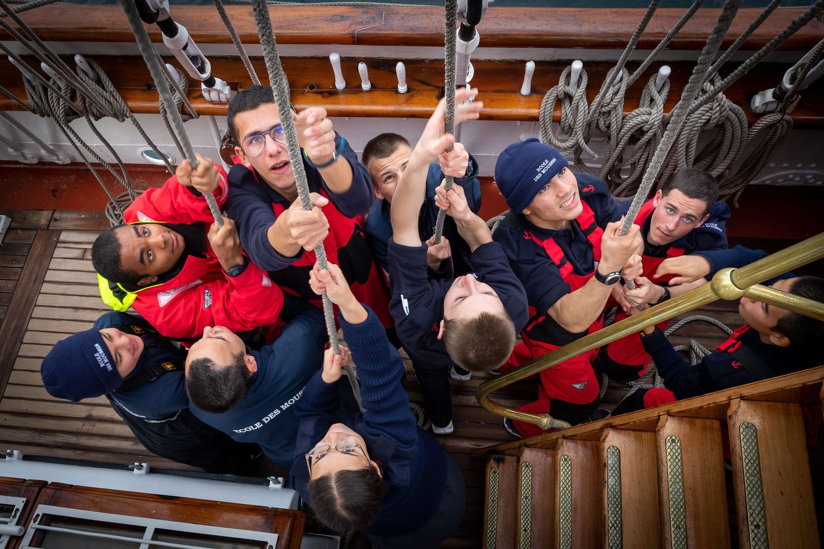Jeunes Mousses vue de haut tirant sur une corde