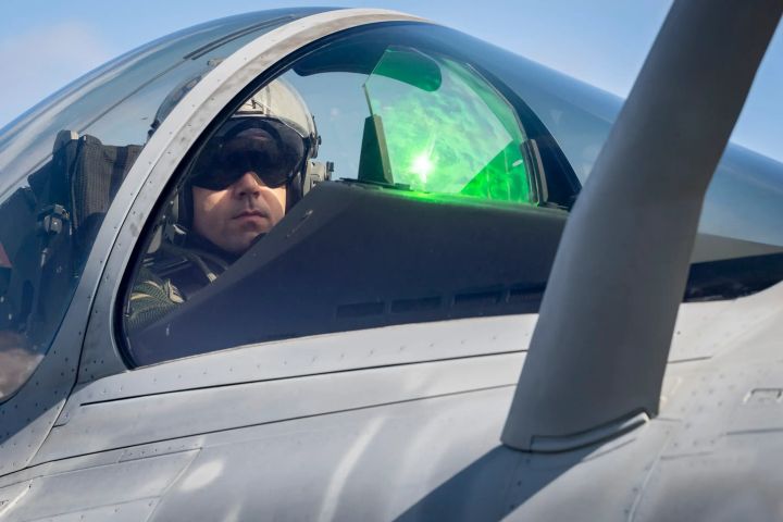 Pilote de chasse de rafale de la marine dans son cockpit