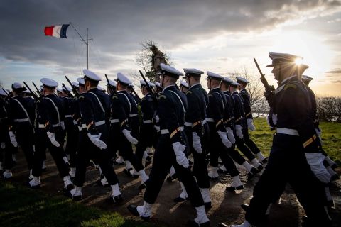 Défilé des élèves de l'école de maistrance, les élèves sont en tenue de cérémonie et défilent en marchant au pas.
