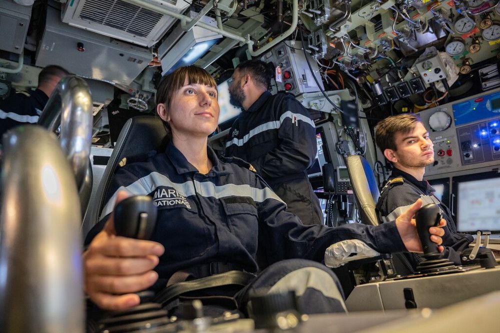 Marine de la Marine Nationale pilotant un bâtiment