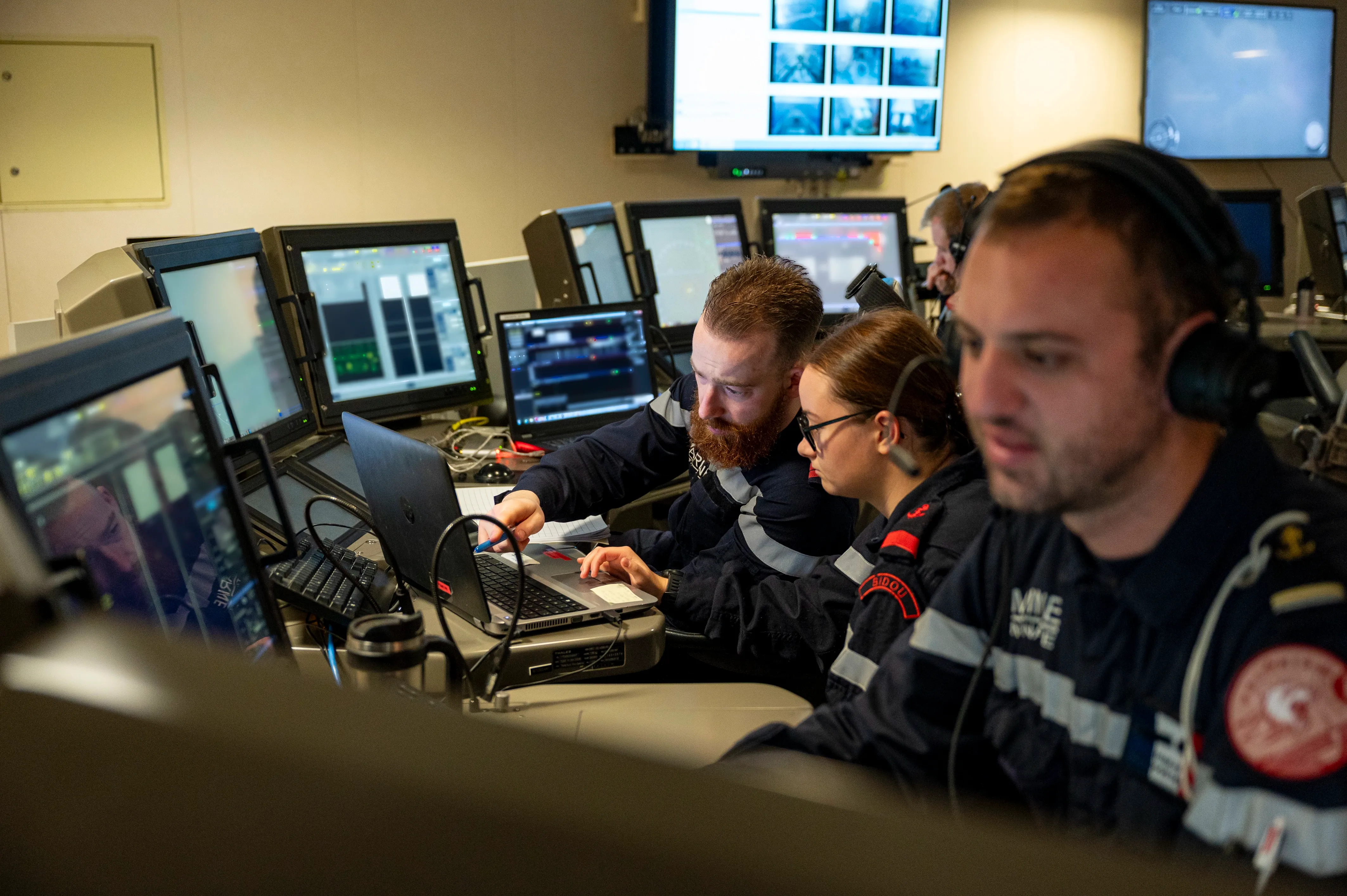 Des marins opérations navales en plein dans leur travail