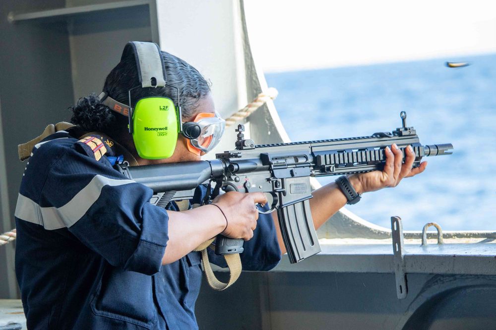 Elève de l'école de Maistrance tirant à l'arme à feu