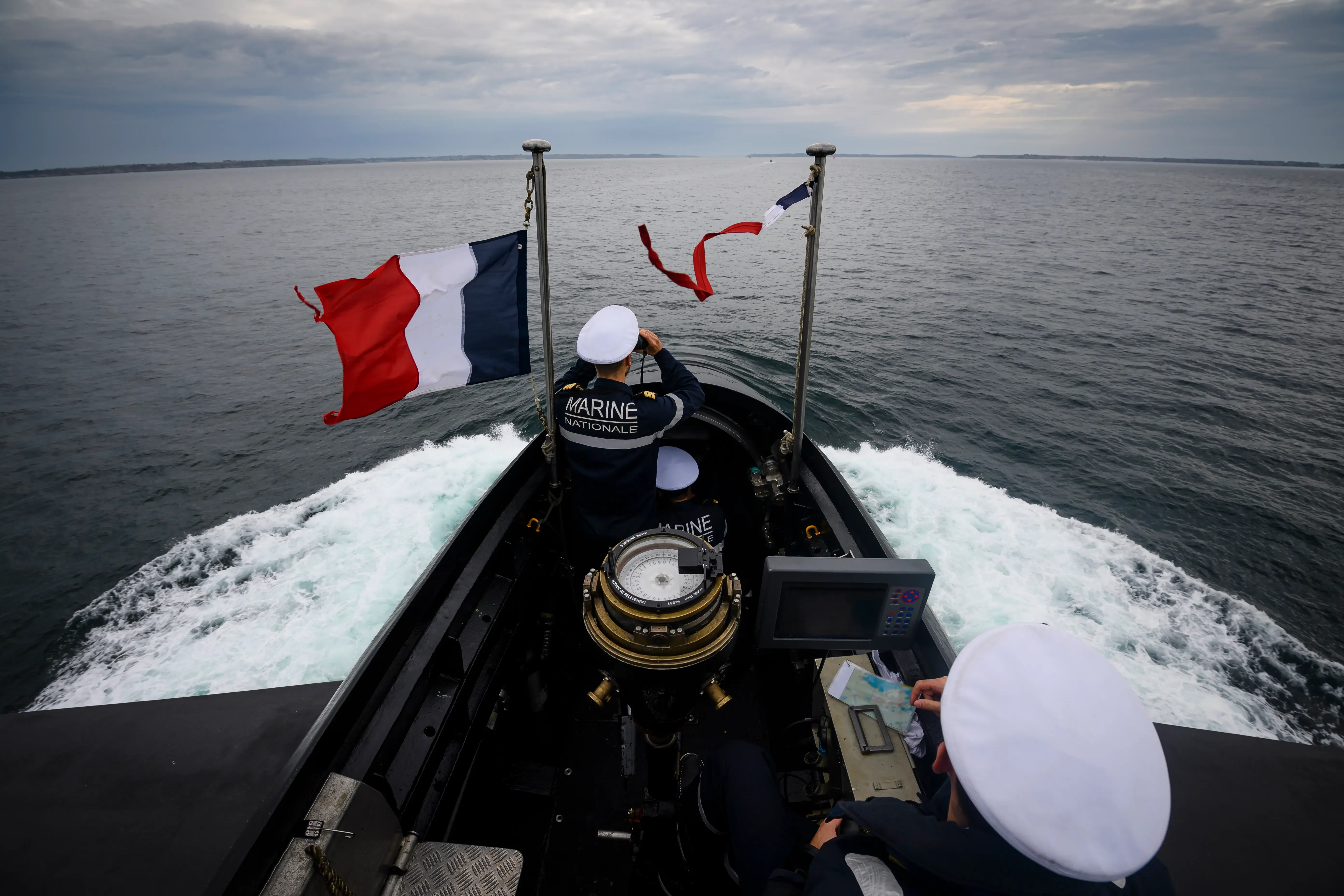 haut d'un sous-marin snle à la surface avec des membres d'équipage en train d'observer la mer avec des jumelles