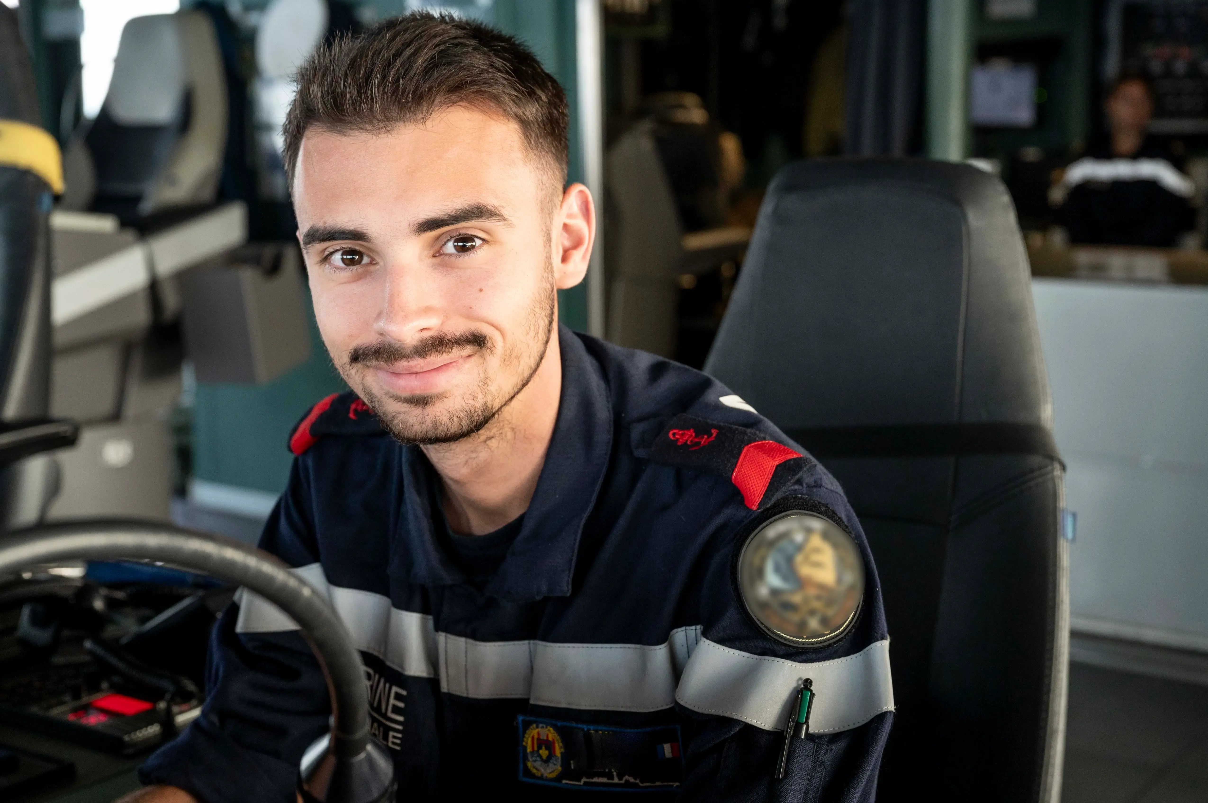 Un matelot de spécialité opérations navale au poste de pilotage d'un navire
