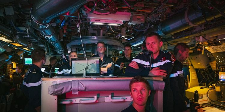 Equipage de sous-mariniers dans la salle de contrôle d'un sous-marin