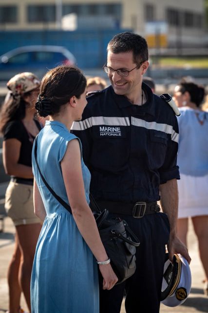 Retrouvailles d'un marin et de sa compagne sur le quai, le couple se regarde les yeux dans les yeux.