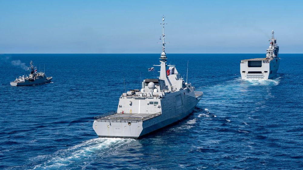 Un groupe de trois navires de la marine nationale dont une frégate et un porte hélicoptère amphibie en train de naviguer