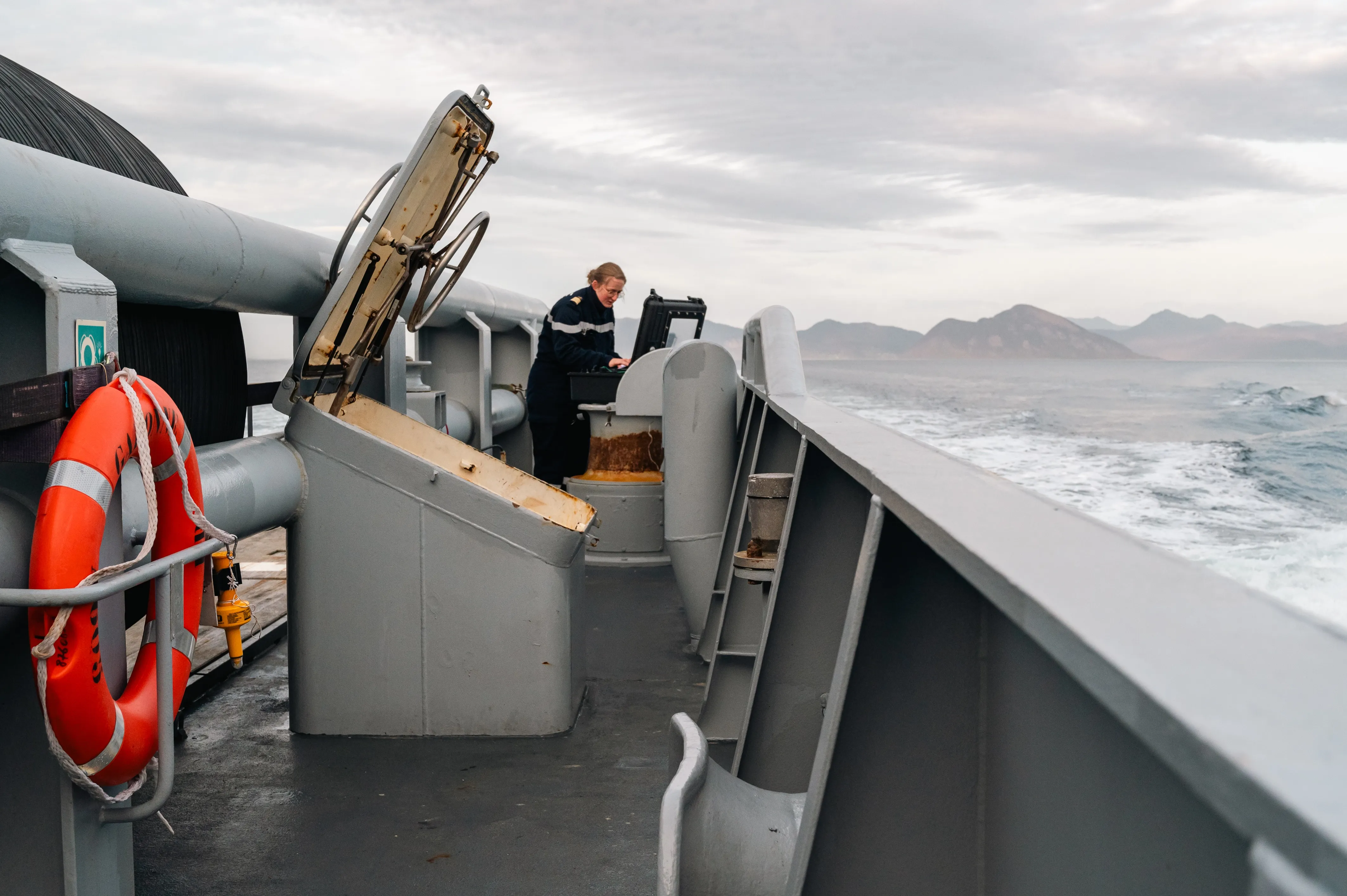 Une météorologiste océanographe sur un navire en pleine mer pour relever de la donnée