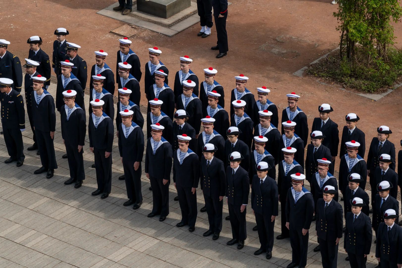Des matelots en rang pour assister à la cérémonie de la journée des PMM.