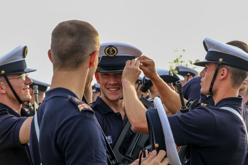 Des élèves de l'école de Maistrance s'attachent leur bonnet