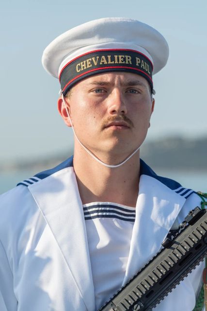 Portrait d'un matelot en tenue blanche de cérémonie.