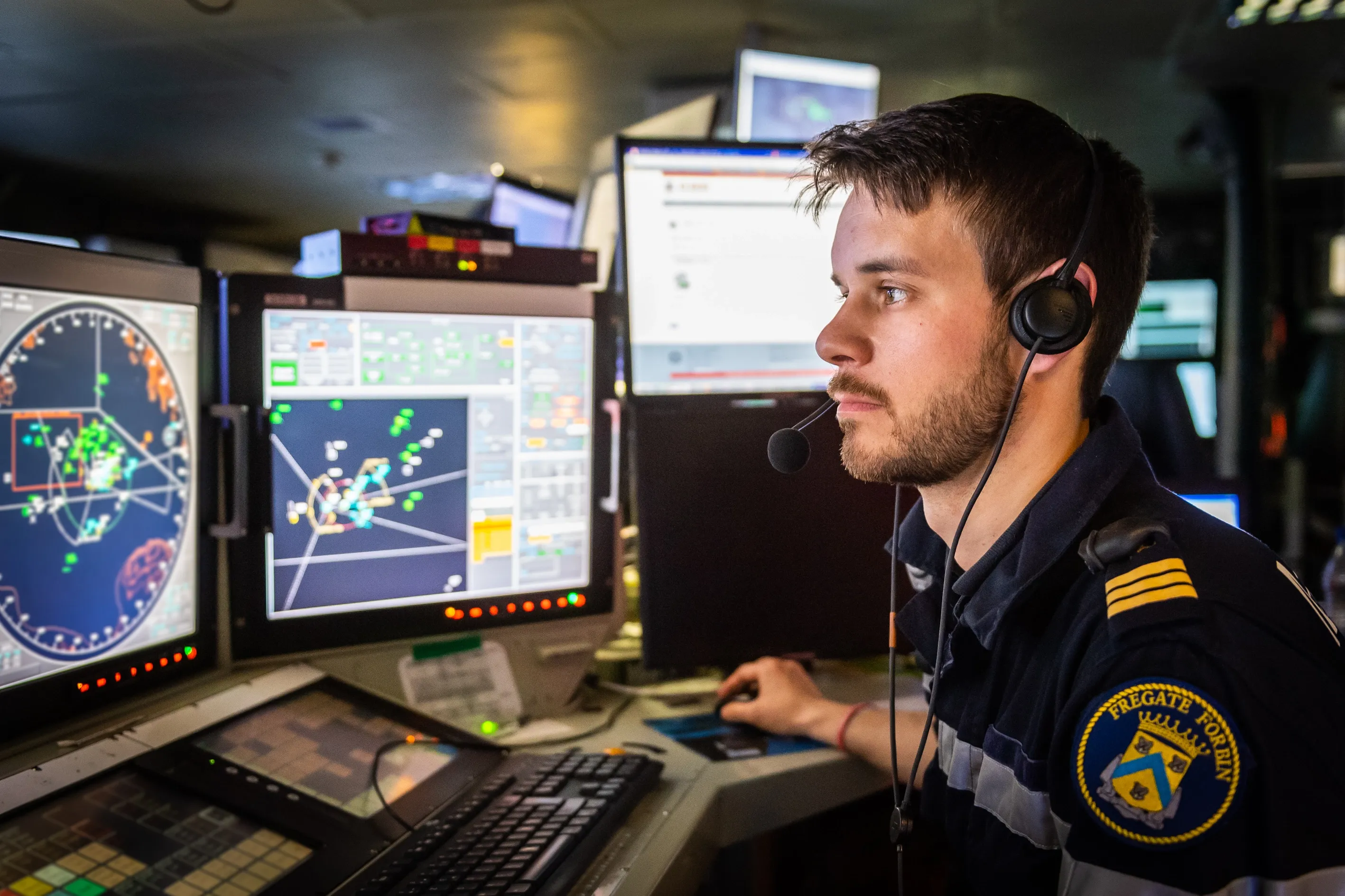 Un analyste en renseignement d'origine électromagnétique analysant des données sur un écran d'ordinateur.