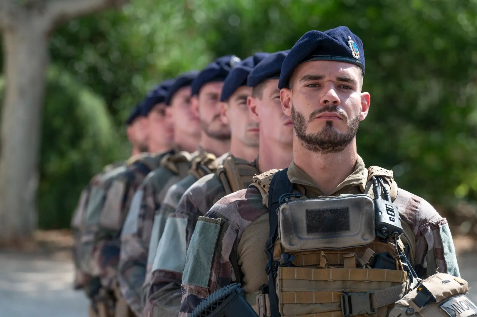 Des fusiliers marins en treillis de la Marine nationale alignés en rang les uns derrière les autres.