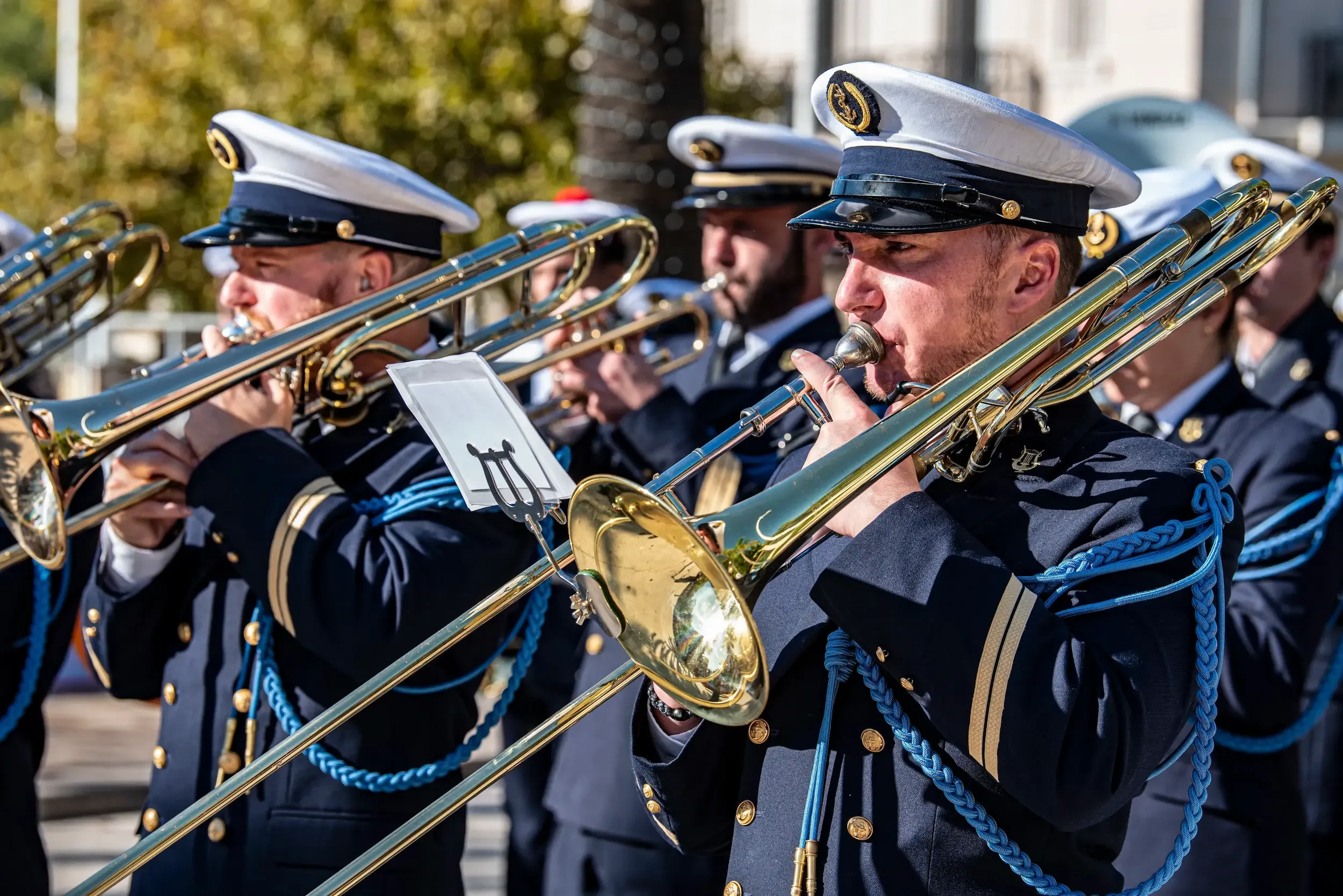 Des musiciens de la flotte jouent du tromboise.
