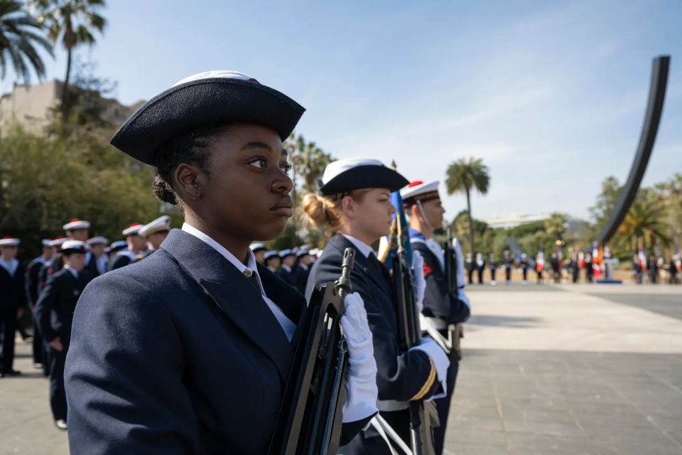 Cérémonie de PMM, les jeunes sont en uniforme et portent des famas à blanc pour la cérémonie.