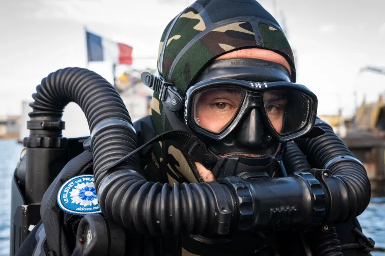 Un plongeur de la marine nationale en équipements de plongée prêt à plonger