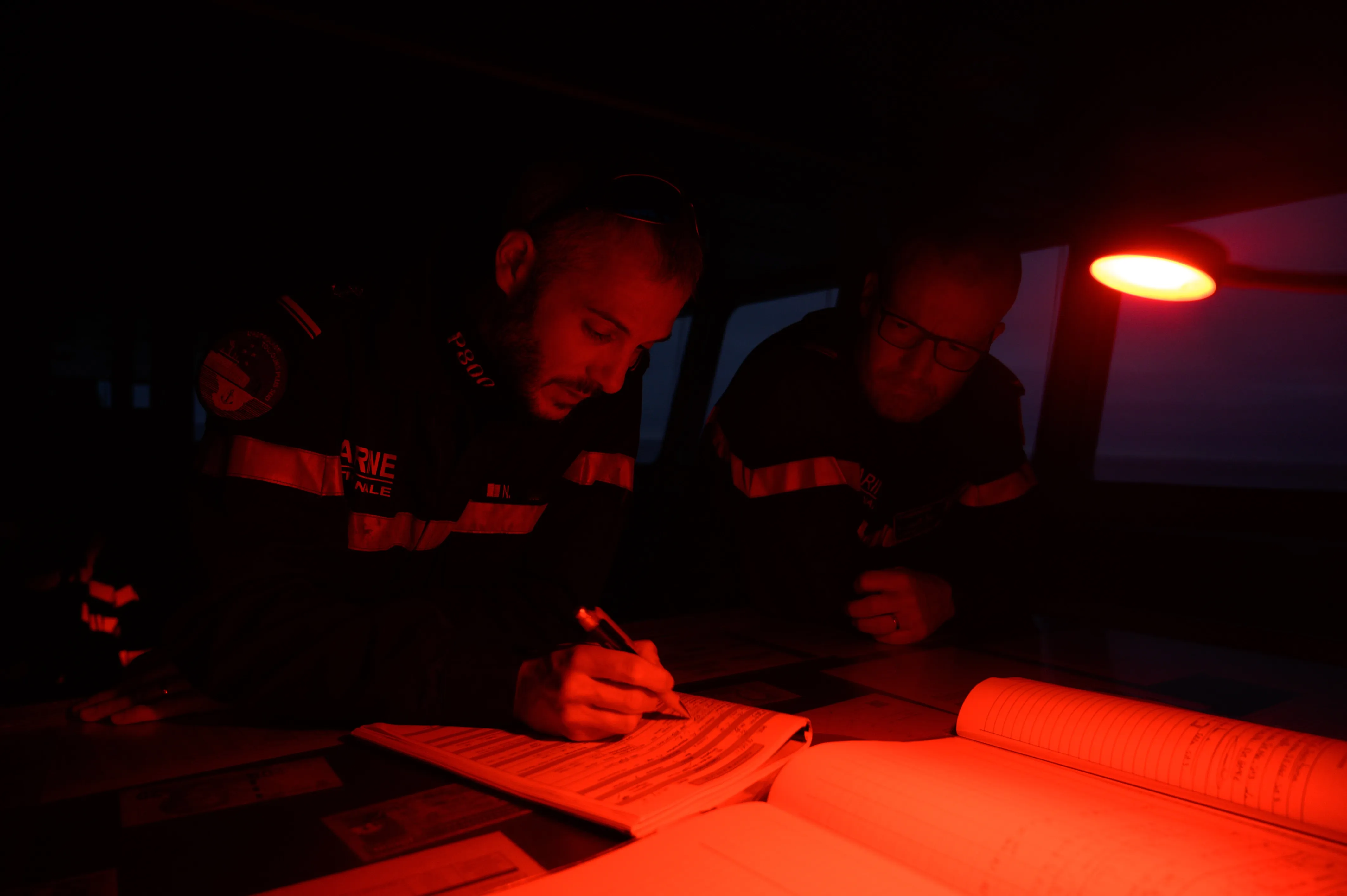 Des marins opérations navales en pleine nuit réalisant leur travail