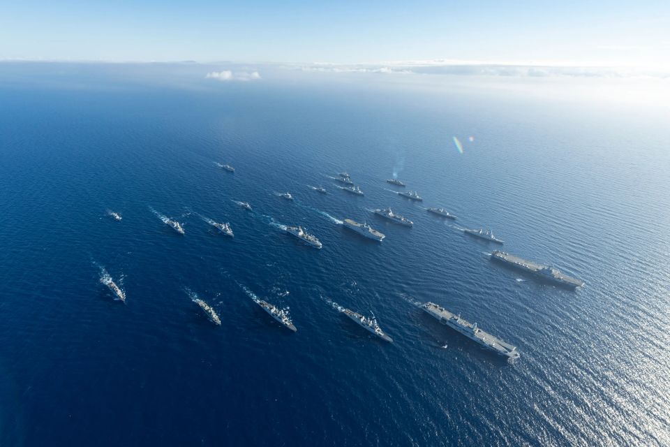 Le groupe d'action navale en formation de combat, composé de plusieurs navires de la marine nationale