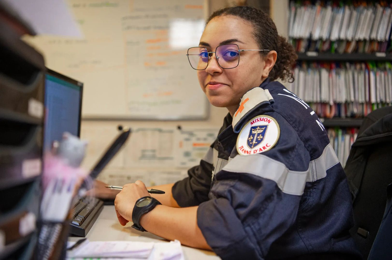 Un marine de spécialité gestion des ressources humaines travaillant en uniforme à son bureau.
