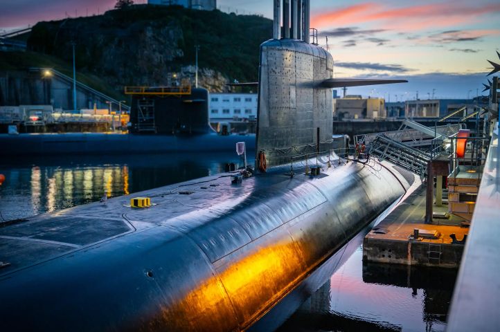 sous-marin nucléaire lanceur d'engins en ravitaillement dans un port