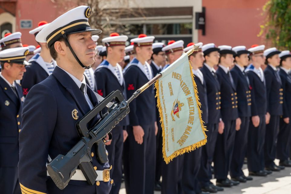 Des PMM, jeunes en découverte de la Marine, en uniforme et en rang durant une cérémonie militaire.