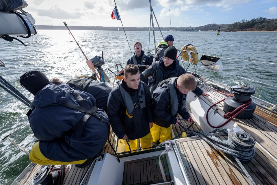 Des jeunes PMM sur un voilier en train d'apprendre à naviguer.