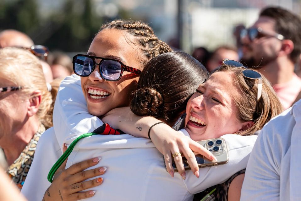 Retrouvailles de proches amies avec un marin de la Marine nationale de retour de mission.