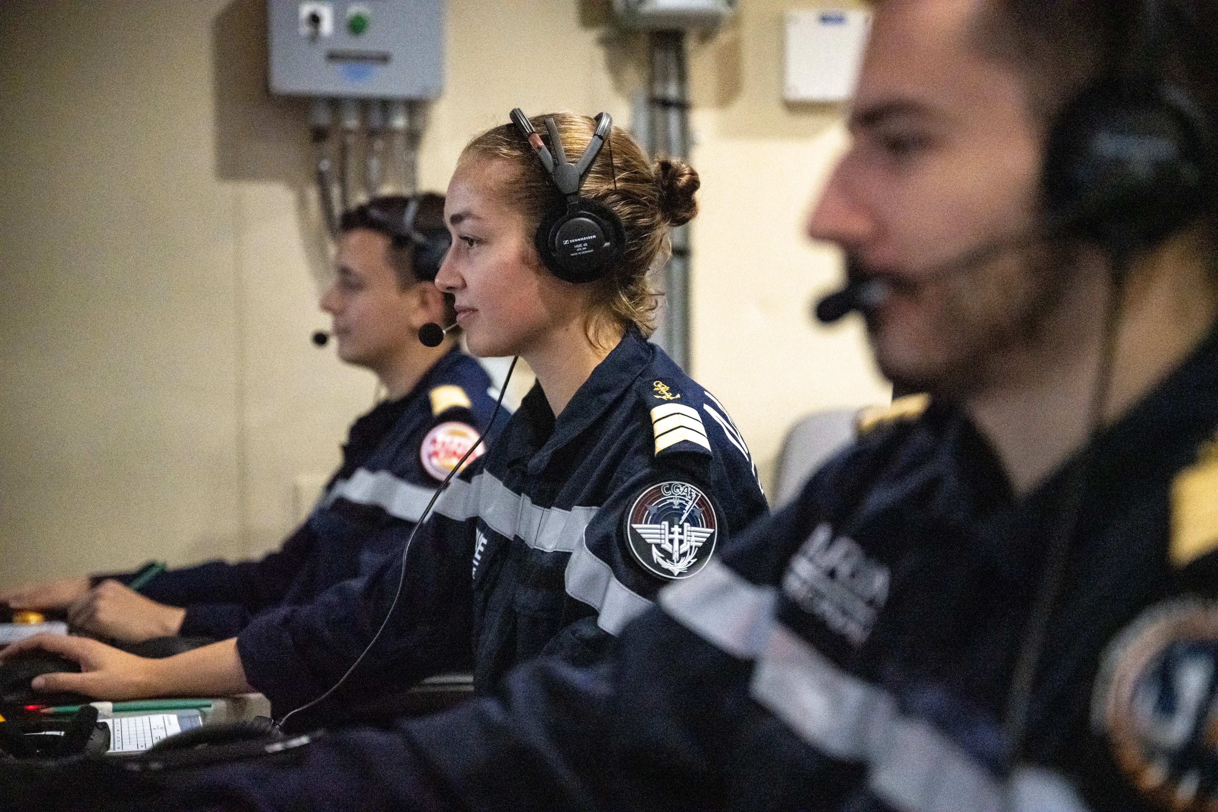 Des contrôleurs aériens de la Marine Nationale écoutent attentivement 