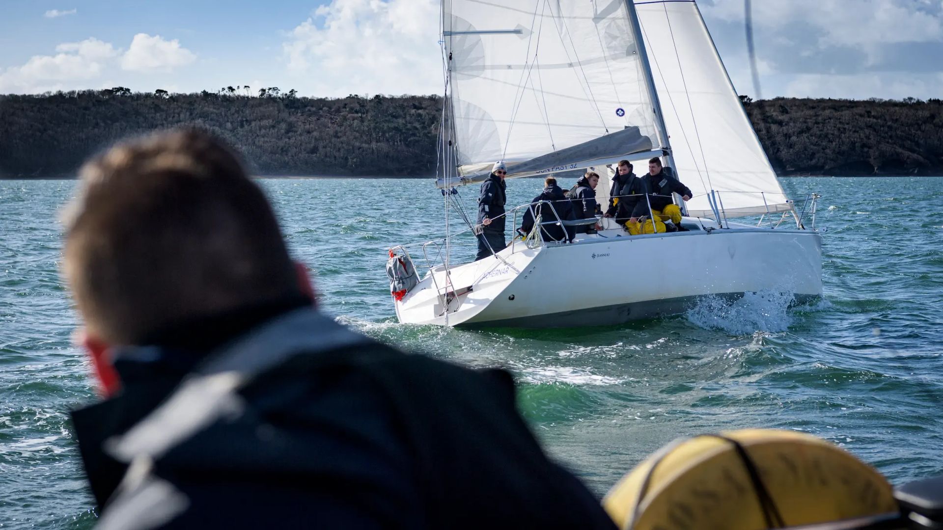 des jeunes en période militaire marine découvrir les rudiments de la pratique de la voile en étant sur un voilier en mer