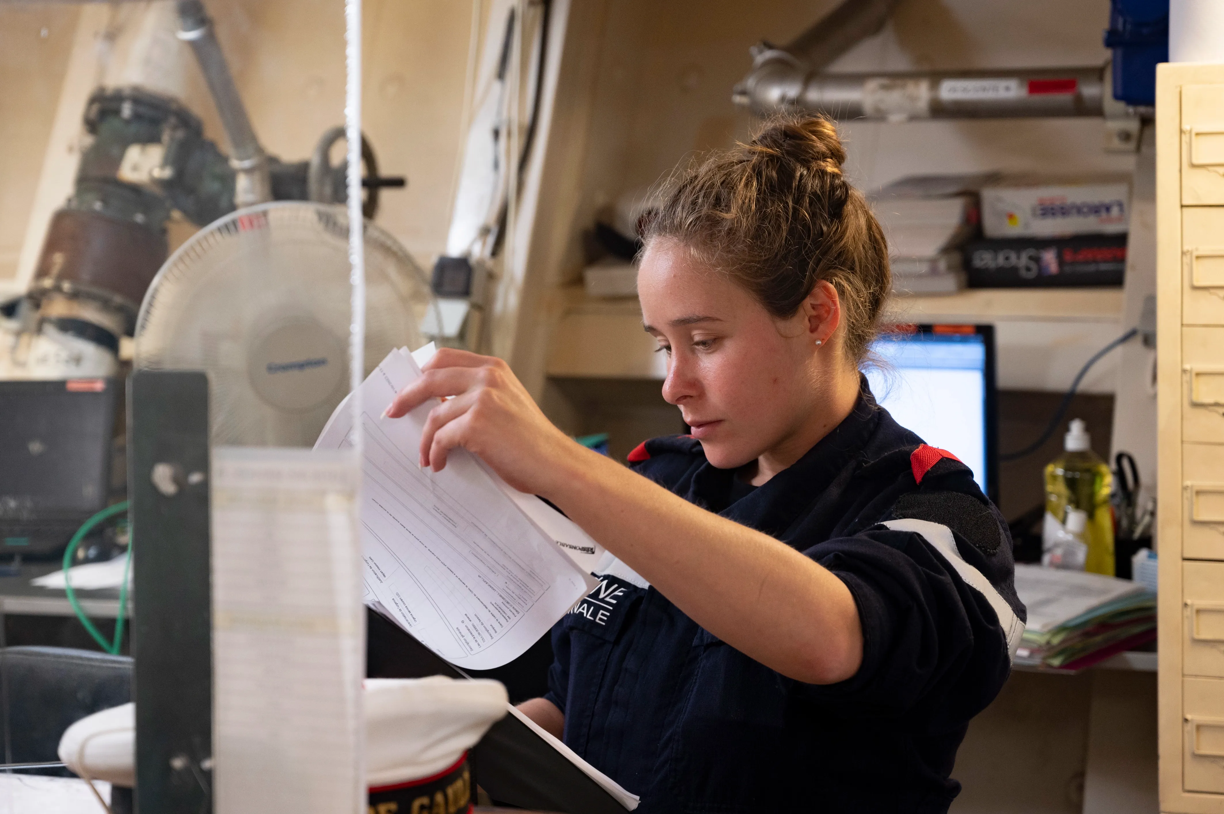 Un marin de spécialité comptabilité et logistique en train de travailler à son bureau