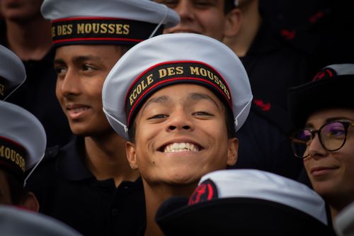 Jeune mousse souriant à une cérémonie