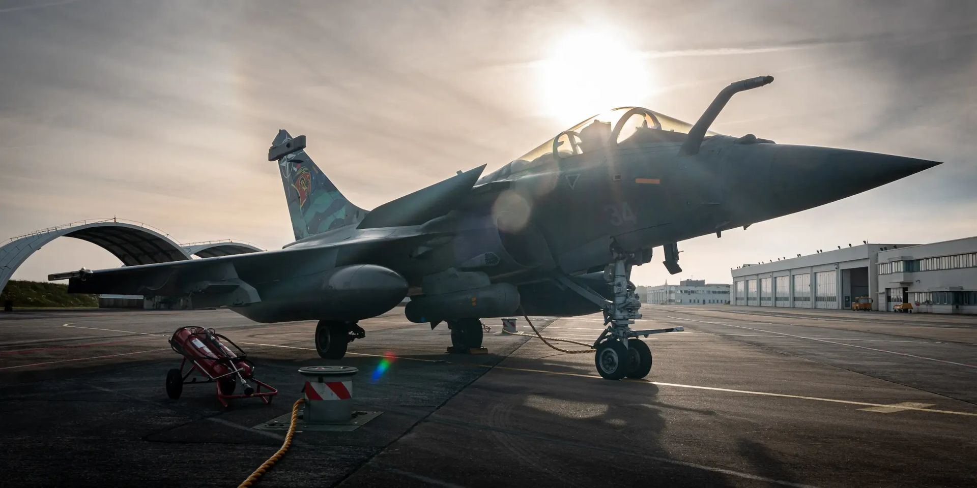 Un rafale de la marine nationale sur le pont du porte-avions.
