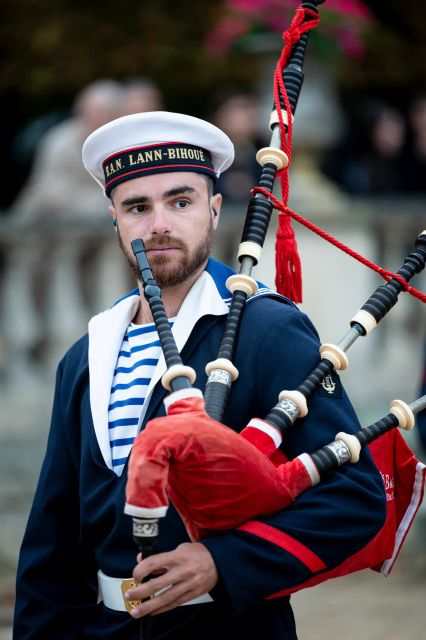 Un musicien de la base aéronautique navale de lann-bihoué en tenue de parade, avec sa cornemuse.