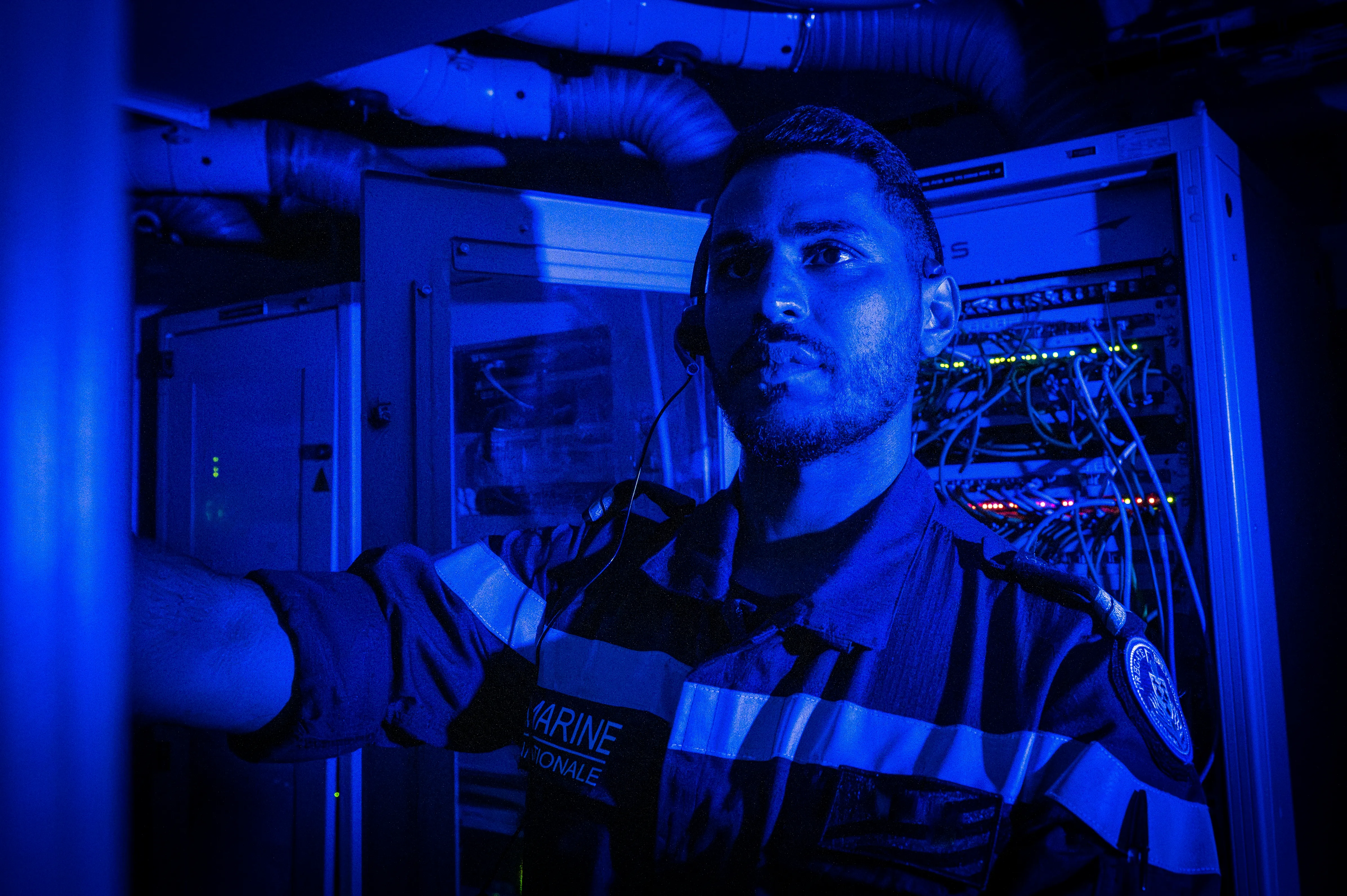 Photo d'un technicien réseaux télécommunications en plein travail