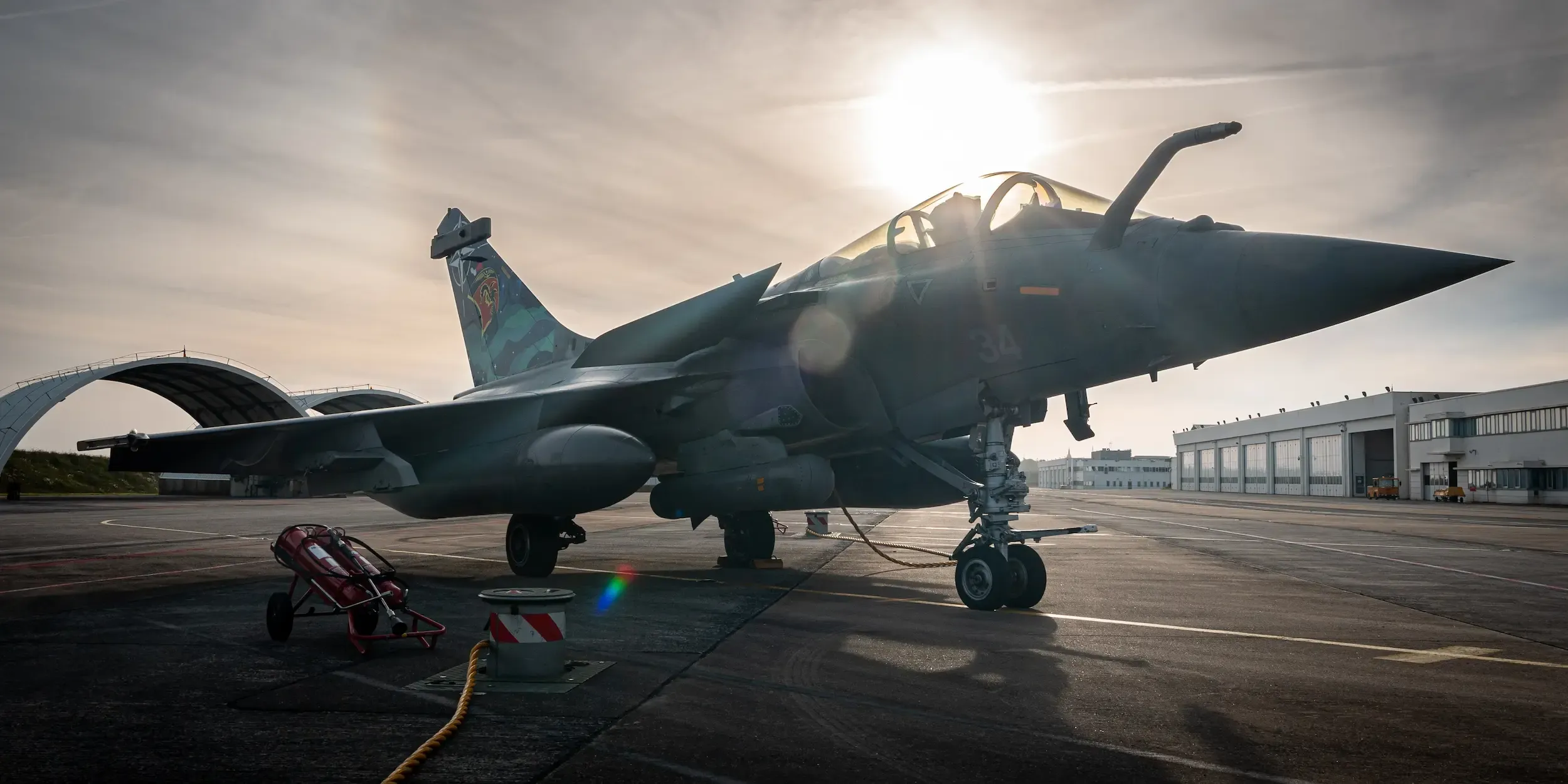 Un rafale de la marine nationale sur le pont du porte-avions.