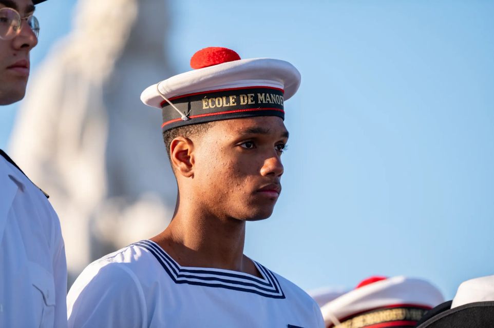 Un matelot de l'école de manoeuvre en rang lors de la commémoration de la bataille de Cheasapeake.