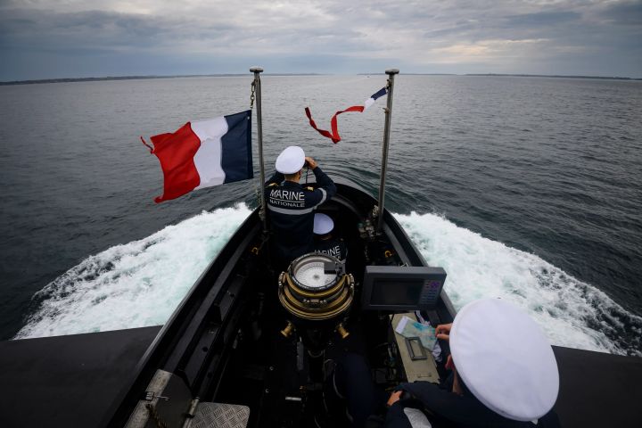 haut d'un sous-marin snle à la surface avec des membres d'équipage en train d'observer la mer avec des jumelles