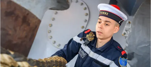 Un matelot de la marine nationale en train de tirer une corde