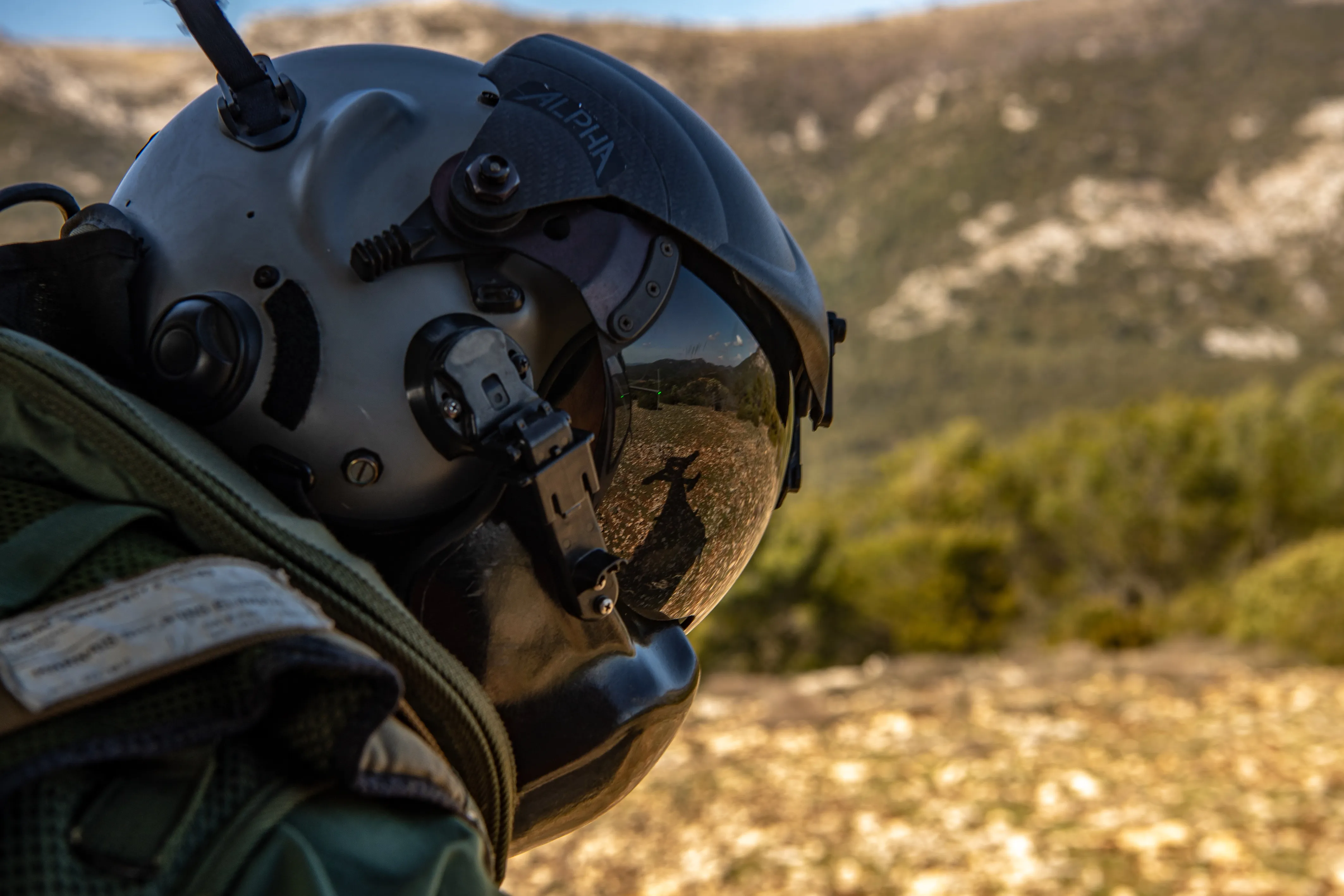 Un gros plan sur le casque d'un personnel naviguant tactique de la Marine Nationale
