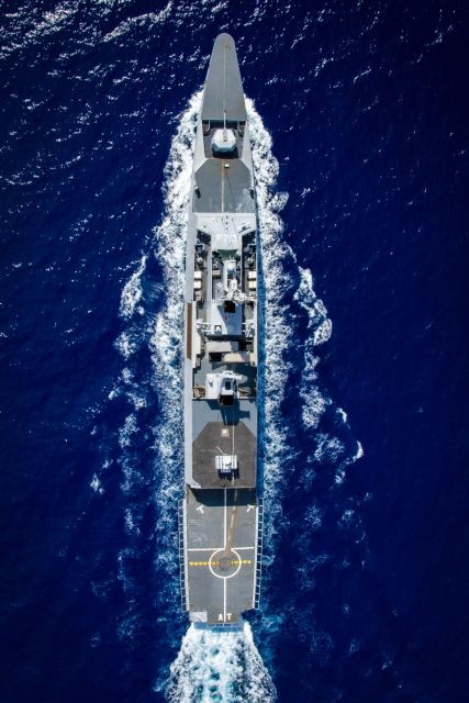 Vue du dessus d'une frégate de la marine nationale en pleine mer bleu