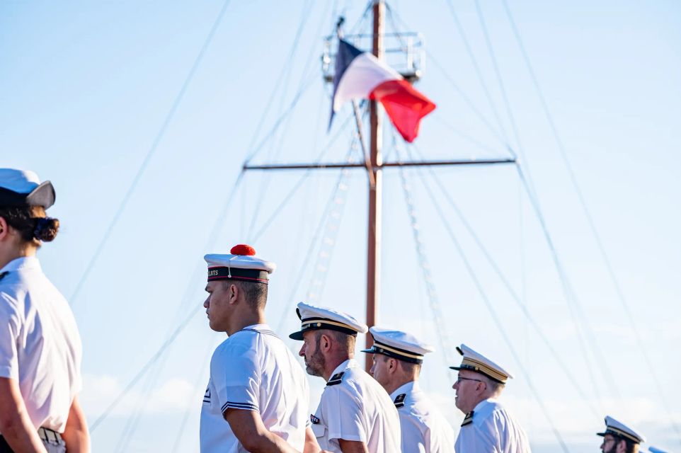 Des marins en rang devant le pavillon Français pour la cérémonie de la bataille de Chesapeake.