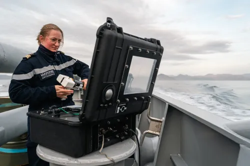 Un marin météorologiste-océanographe en pleine relève de données sur une embarcation en pleine mer