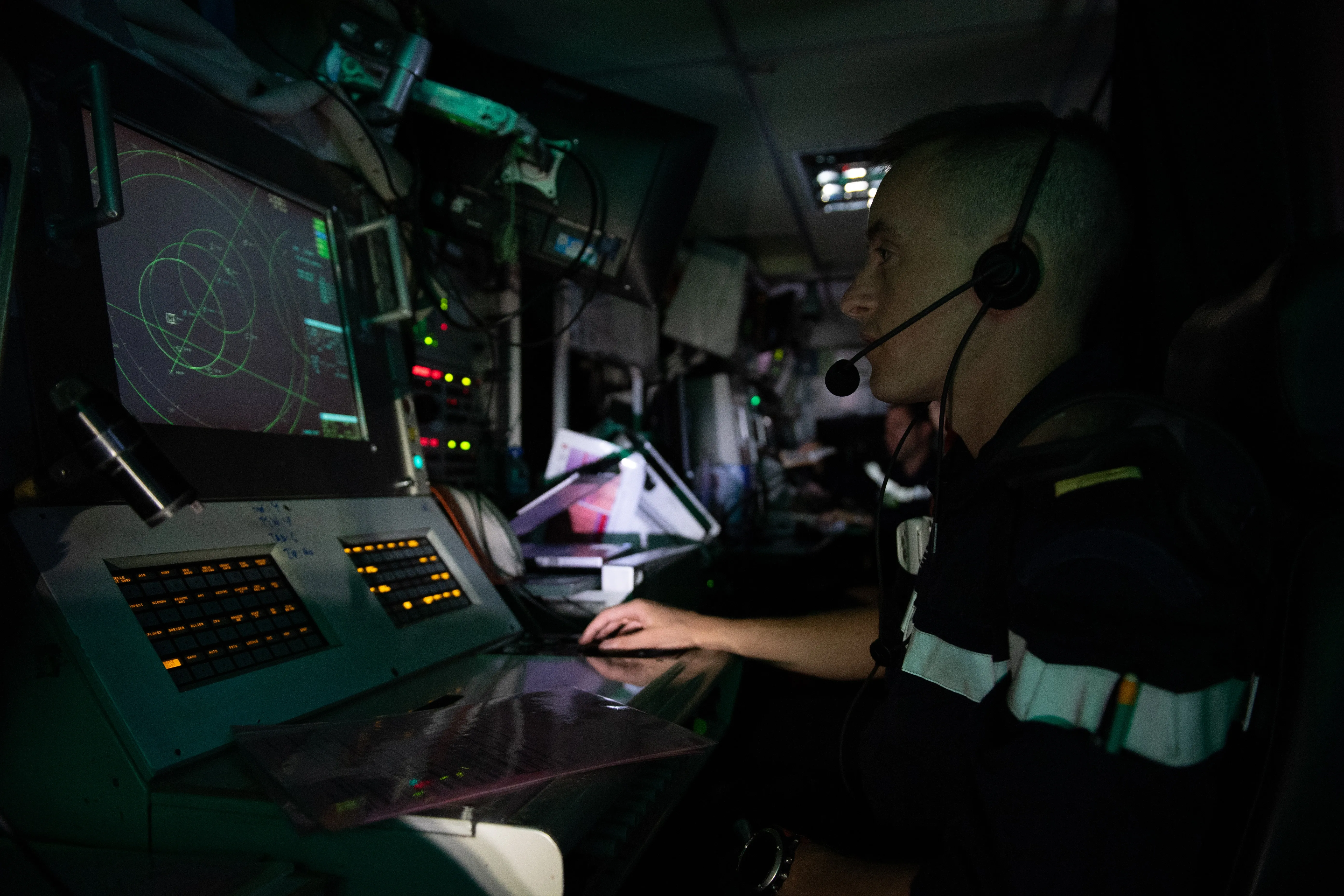 Des marins opérations navales au sein d'un sous marin de la Marine Nationale