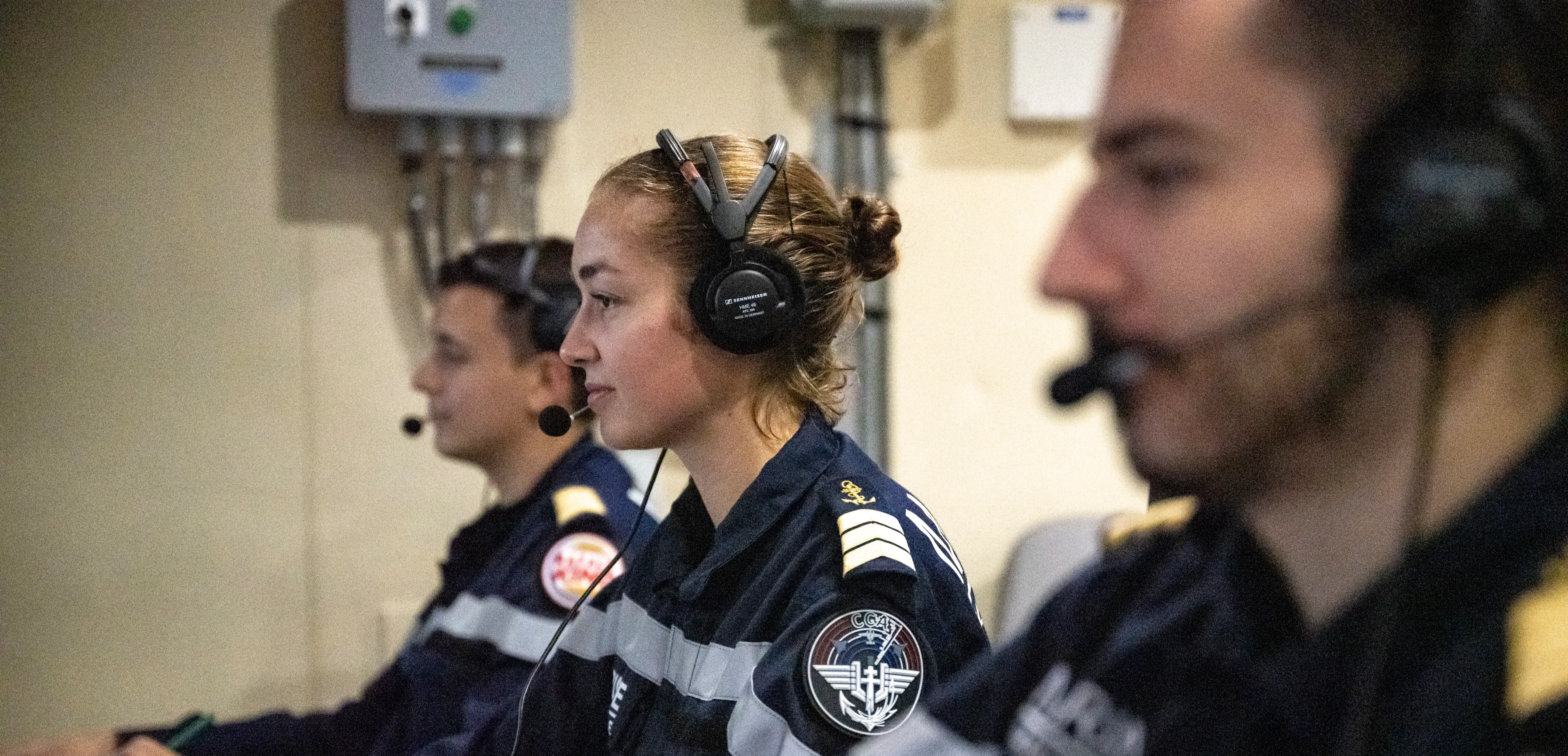 Des contrôleurs aériens de la Marine Nationale écoutent attentivement 