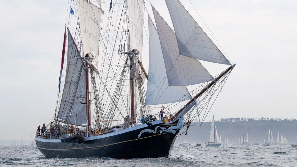 Un voilier de la Marine nationale naviguant dans la baie de Brest pour les fêtes maritimes.