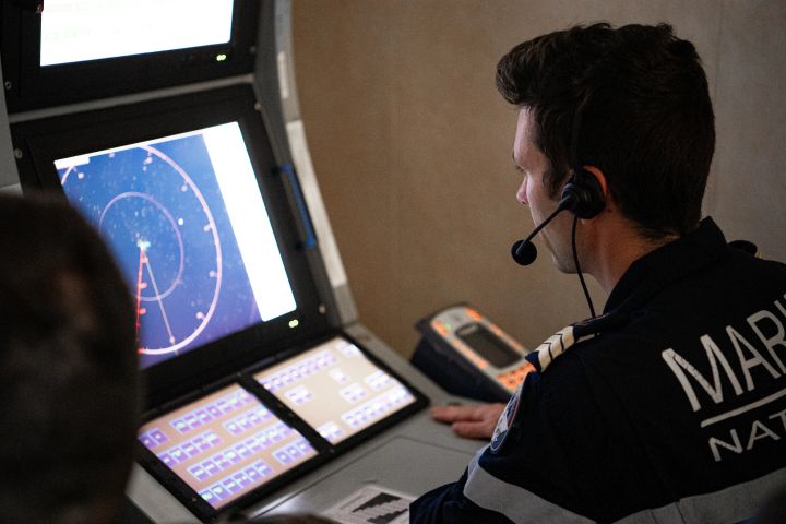 Un controleur aerien de la marine nationale en train de veiller un écran radar