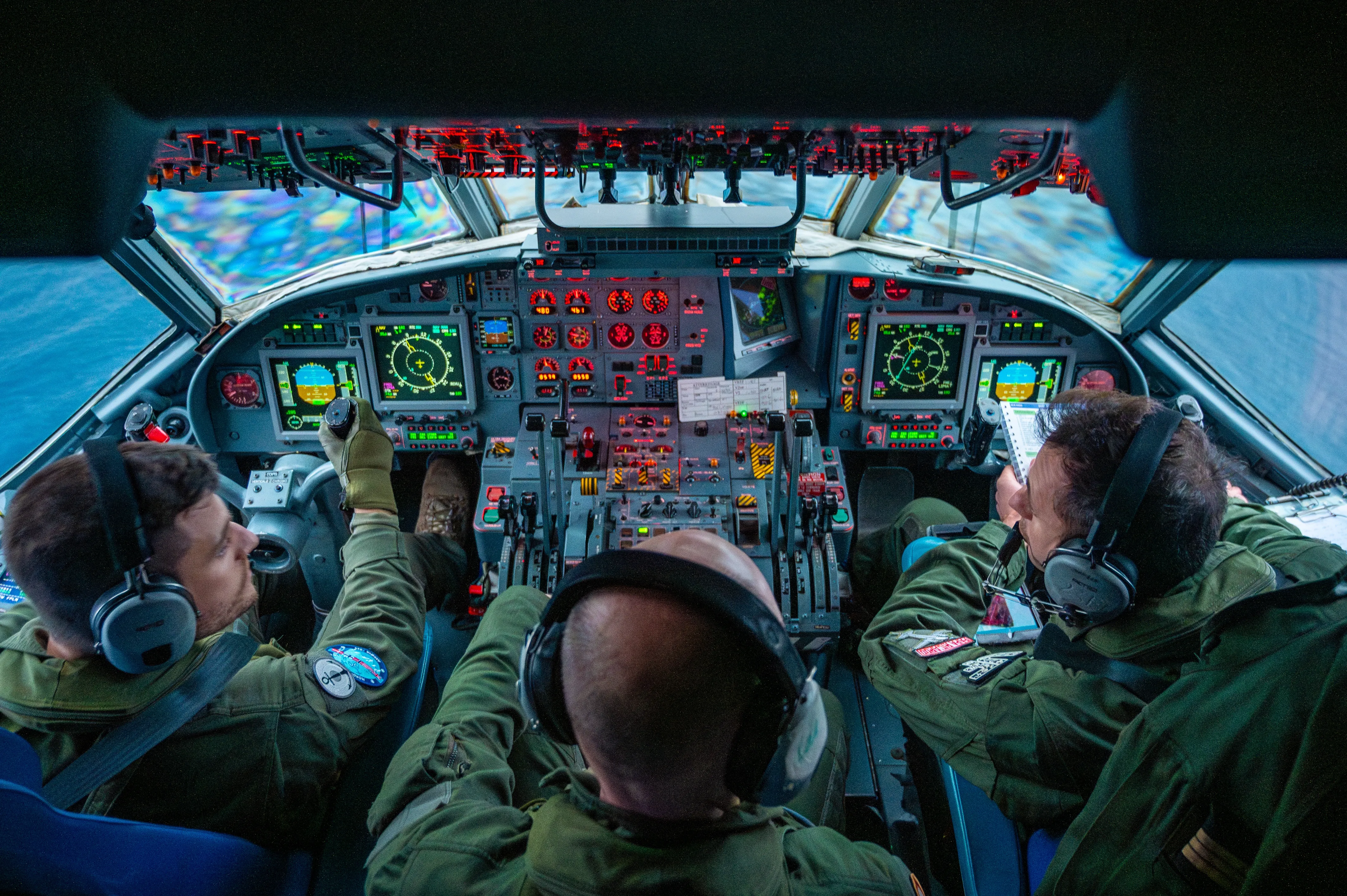 Personnel naviguant technique aux commandes d'un bâtiment de la Marine Nationale